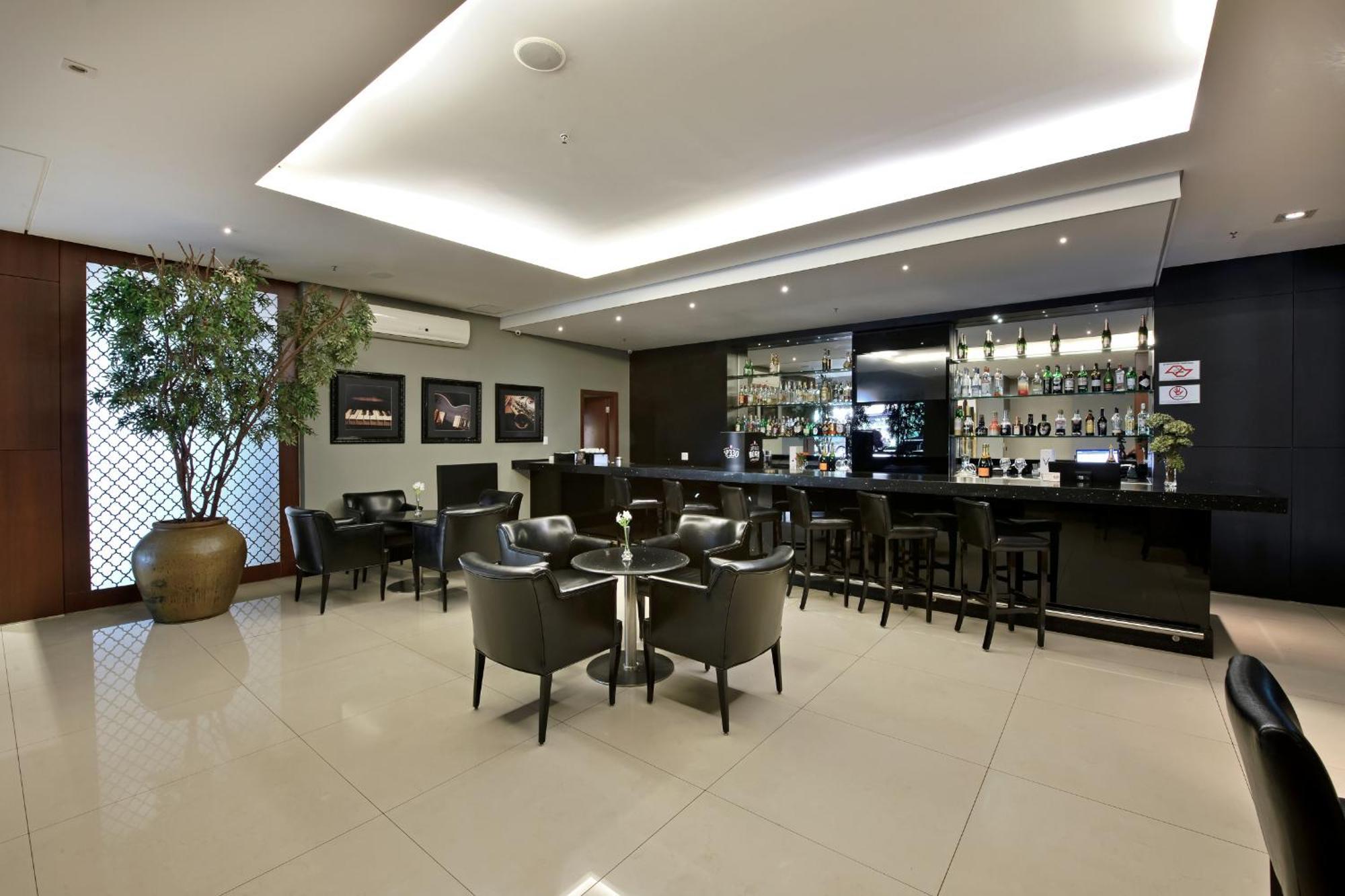 Hotel Mont Blanc Premium Ribeirão Preto Exteriér fotografie The bar at the hotel