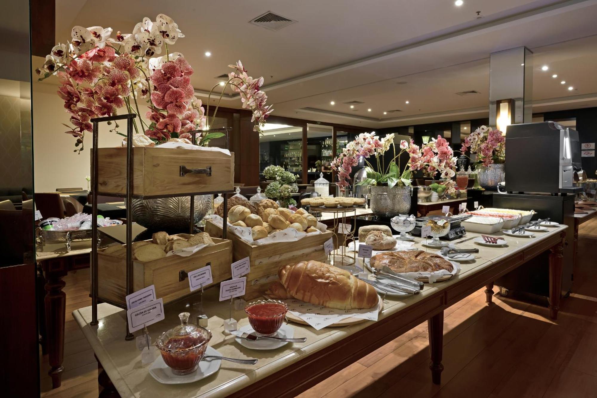 Hotel Mont Blanc Premium Ribeirão Preto Exteriér fotografie A buffet at a hotel