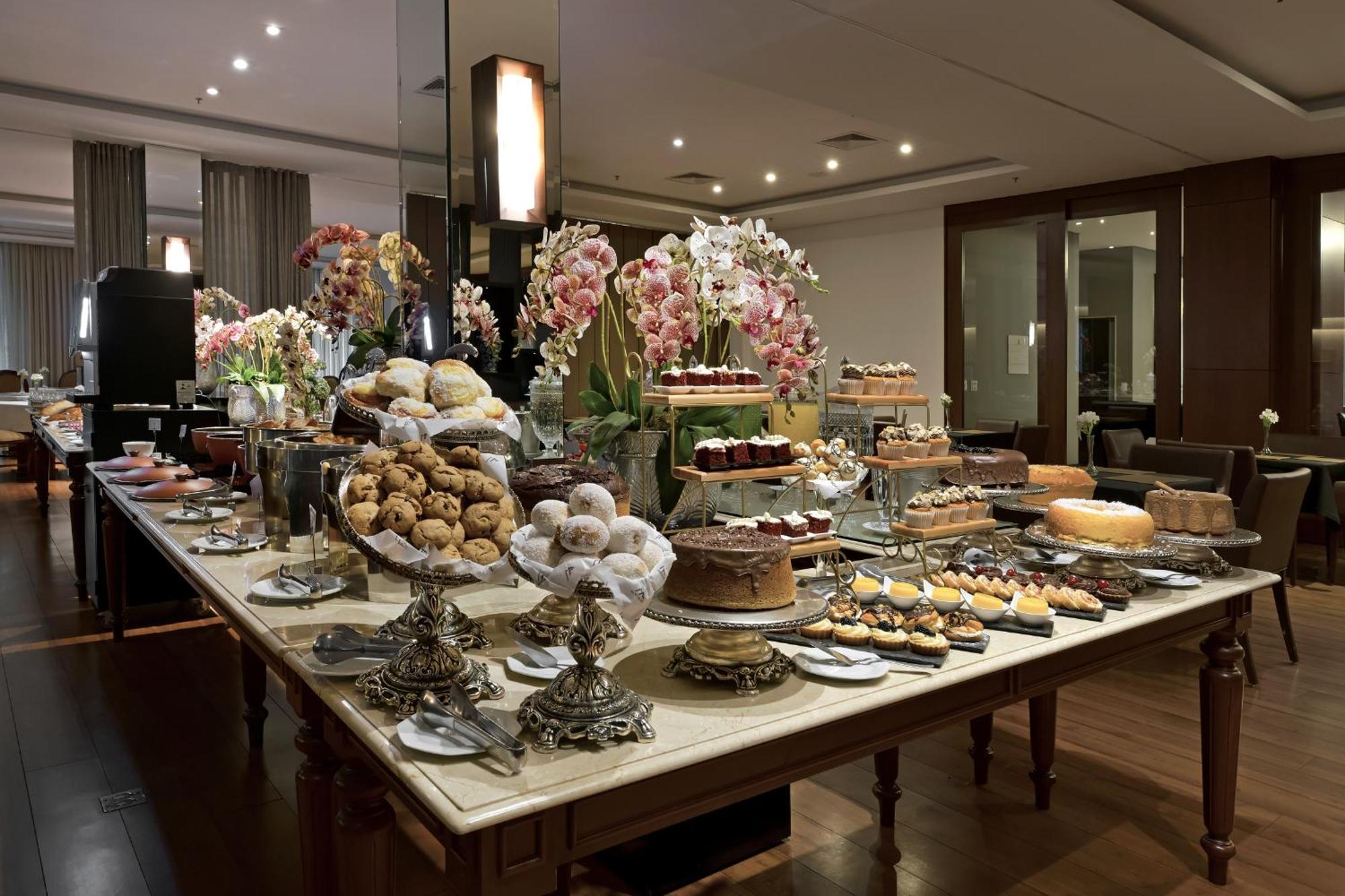 Hotel Mont Blanc Premium Ribeirão Preto Exteriér fotografie A dessert table at a wedding reception