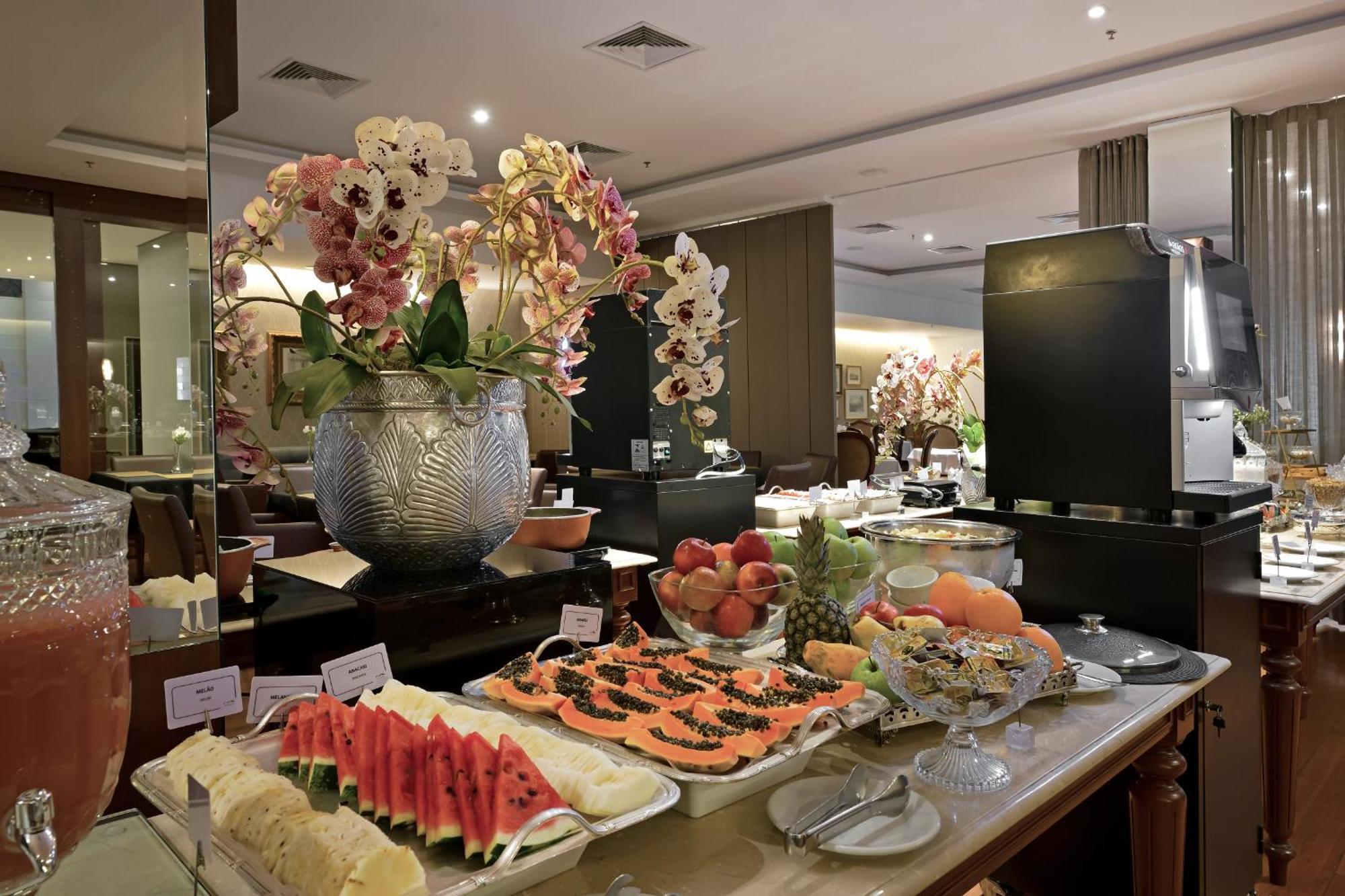 Hotel Mont Blanc Premium Ribeirão Preto Exteriér fotografie A fruit salad buffet