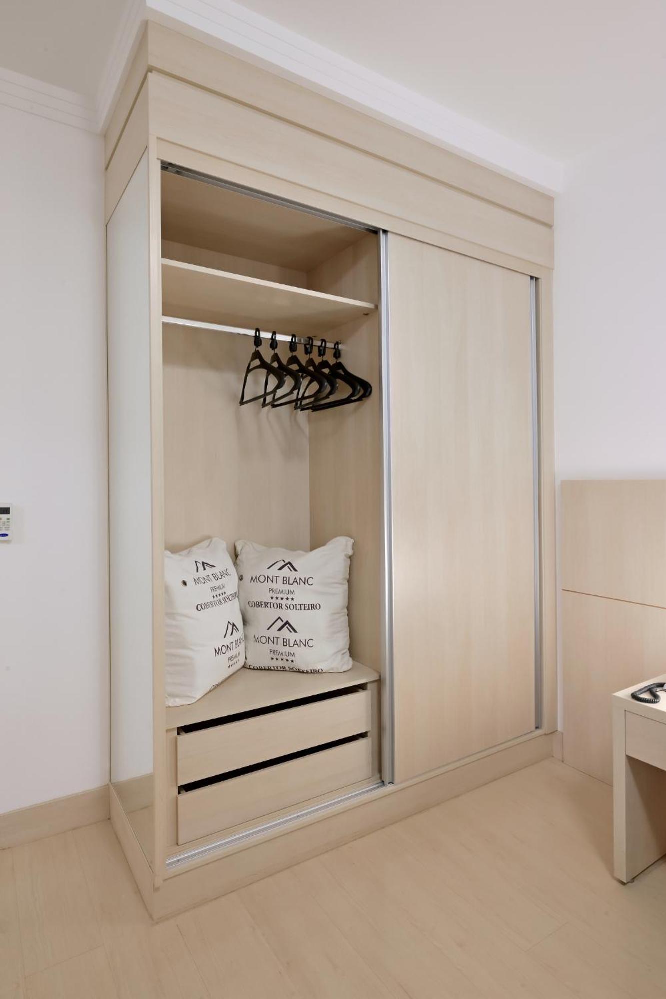 Hotel Mont Blanc Premium Ribeirão Preto Pokoj fotografie A sliding wardrobe