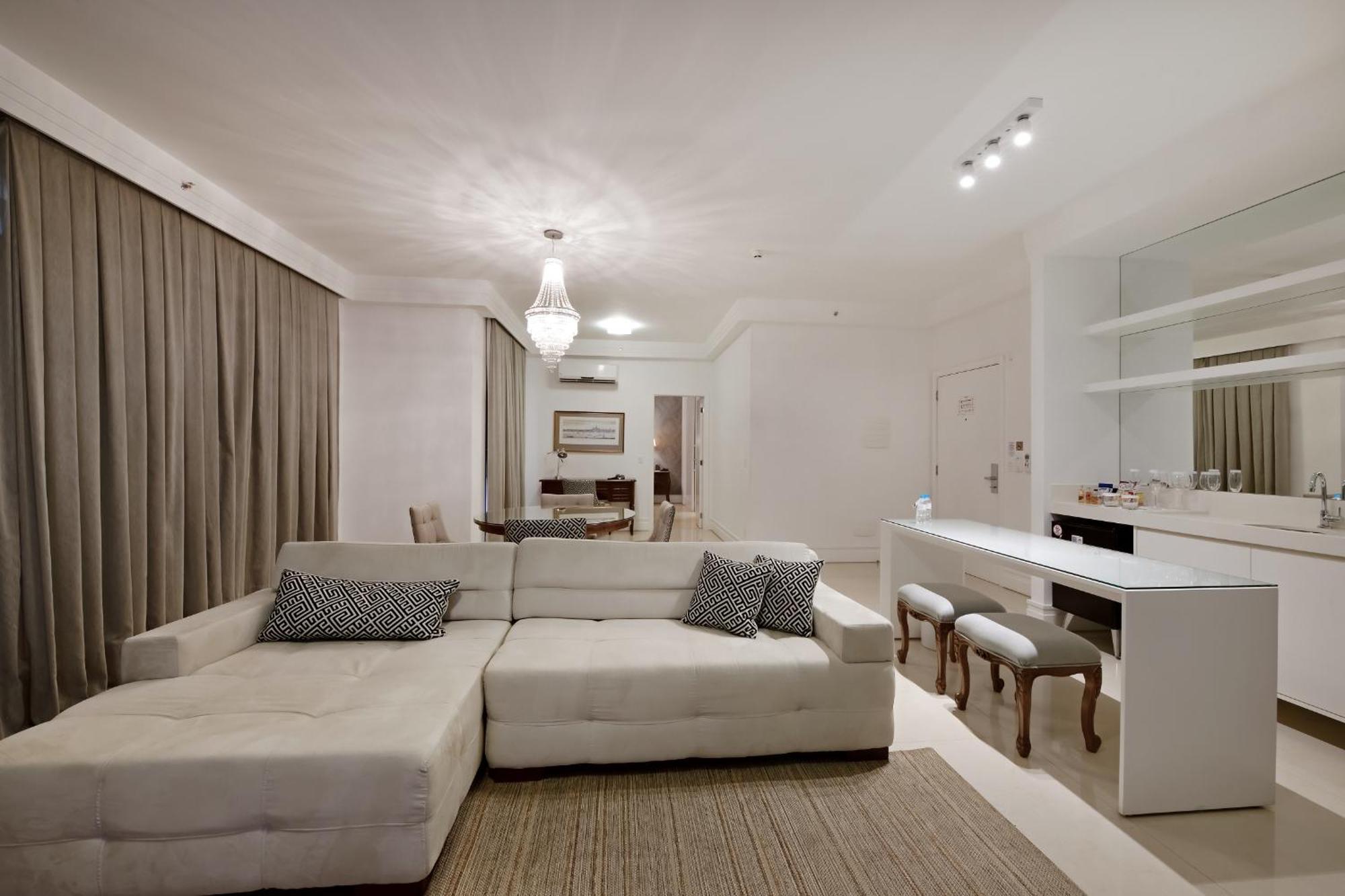 Hotel Mont Blanc Premium Ribeirão Preto Pokoj fotografie A living room with a wet bar