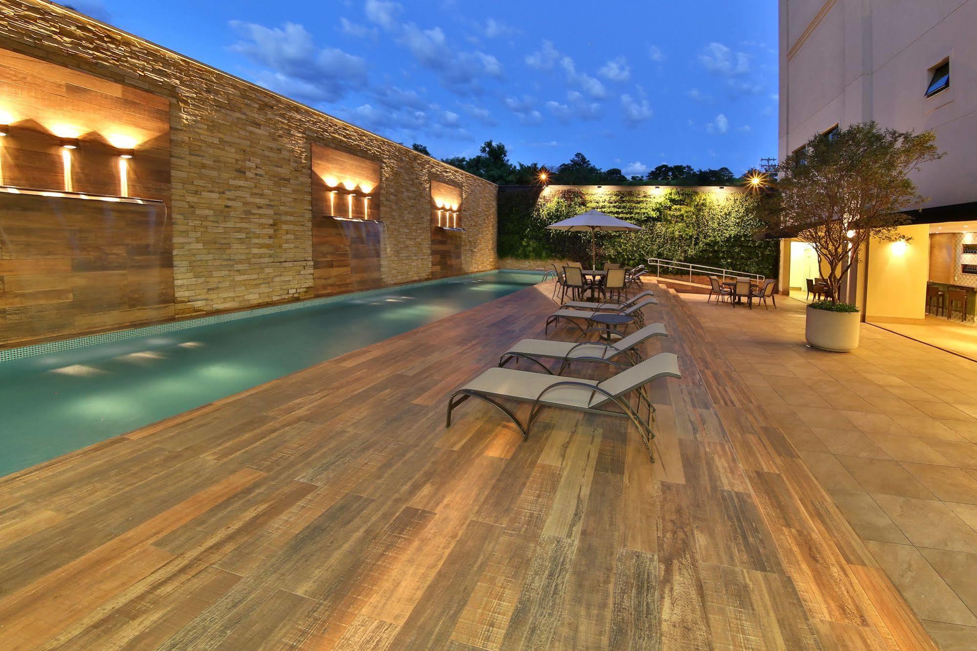 Hotel Mont Blanc Premium Ribeirão Preto Exteriér fotografie The pool at the hotel