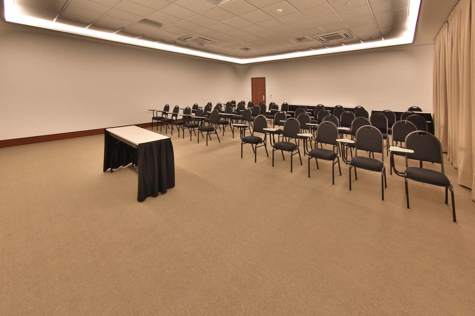 Hotel Mont Blanc Premium Ribeirão Preto Exteriér fotografie A typical meeting room